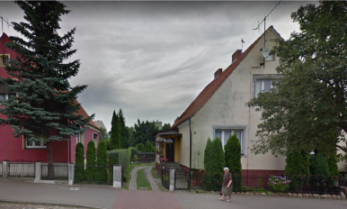 Zdjęcie przedstawia dwa wolno stojące budynki przeznaczone na sprzedaż